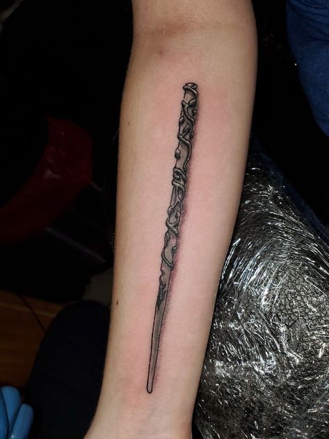 Hermiones Wand Tattoo, Hp Wand Tattoo, Hermione Granger Wand Tattoo, Fantastic Beasts Tattoo Ideas, Hermione Wand Tattoo, Snape Wand Tattoo, Harry Potter Wand Tattoos, Wand Tattoo Ideas, Wand Tattoo Harry Potter