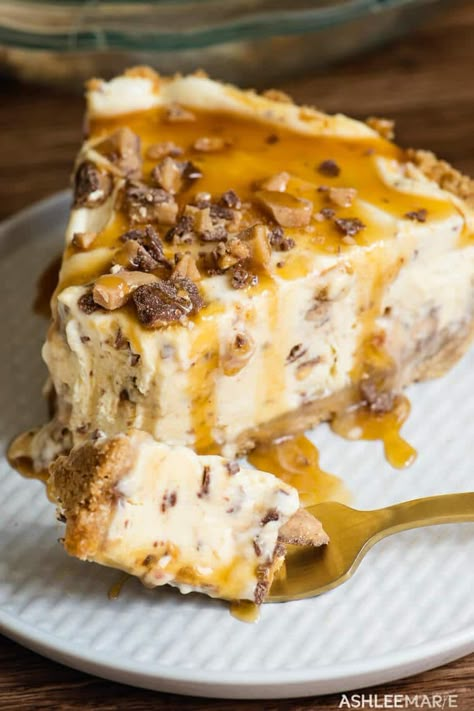 This Frozen Toffee Caramel Pie is easy to make and delicious.  a pudding based no churn ice cream pie that everyone loves | ashlee marie | pie | summer | frozen pie | frozen dessert | dessert | toffee | caramel | party food | cravings | #pie #frozenpie #summerdessert #dessert #ashleemarie # summer #cravings #toffee #caramel #frozentreat Frozen Pies Recipes, Toffee Cream Pie, Toffee Ice Cream Cake, Ice Cream Pies Recipes, Thanksgiving Ice Cream Cake, Ice Cream Pudding Dessert, Ice Cream Pies Recipes Easy, Ice Cream Desserts Recipes, Ice Cream Pie Recipes Easy