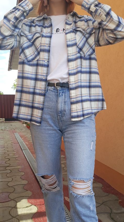 Blue Check Shirt Outfit Women, Blue And White Flannel Outfit, Light Blue Flannel Outfit, Ripped Denim Jeans Outfits, Blue Flannel Outfit Women, Check Shirt Outfit Women, Flannel Outfit Women, Blue Flannel Outfit, White Flannel Outfit