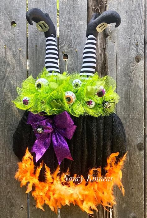 Cauldron Wreath, Witches Pot, Moldes Halloween, Halloween Mesh Wreaths, Halloween Deco Mesh, Diy Halloween Wreath, Adornos Halloween, Halloween Crafts Decorations, Halloween Wreaths