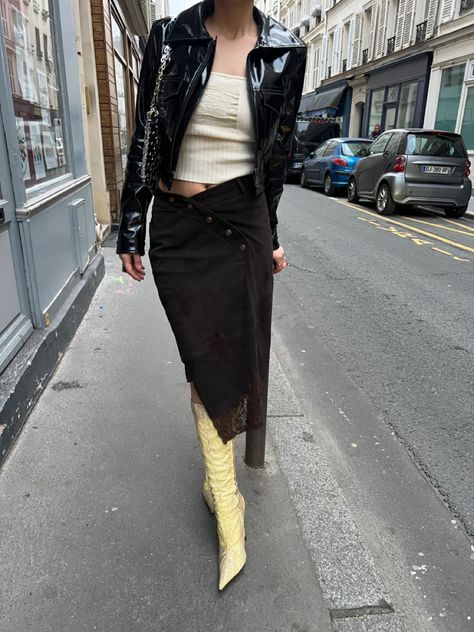 vintage outfit, vintage christian dior skiet, vinyl jacket, knee high pointed toe boots, roberto cavalli boots, parisian view, parisian outfit, parisian aesthetic, paris vibes, parisienne, parisian style, parisian style, thrifted outfit, secondhand outfit, vintage clothes, paco rabanne bag, silver bag, parisian street, fashion girl paris 90s Pointy Boots, Paco Rabanne Bag Street Style, Pointy Boots Outfit, Pointed Boots Outfit, Rabanne Bag, Paco Rabanne Bag, Parisian Street Fashion, Outfit Long Skirt, Vinyl Jacket