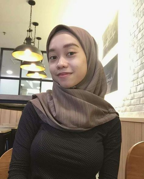 Indonesian Girls, Muslim Women Hijab, Casual Hijab Outfit, Beautiful Muslim Women, Hijab Chic, Hijabi Girl, Beautiful Hijab, Girl Body