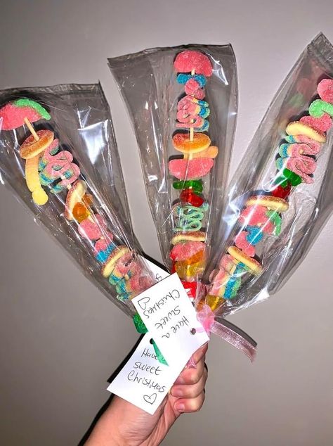 Candy Skewers, Market Day Ideas, Candy Kabobs, Candy Bouquet Diy, Birthday Party Treats, Diy Gift Set, Flower Gift Ideas, Nail Art Wedding, Candy Bouquet