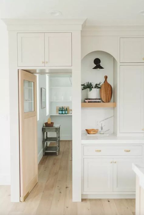 20 Cream-Colored Cabinet Ideas for a Unique Kitchen White And Gold Kitchen Ideas, Gold Kitchen Ideas, White And Gold Kitchen, Cream Colored Cabinets, Walk In Pantry Ideas, Cream Kitchen Cabinets, Two Tone Cabinets, Sweet Kitchen, Small Pantry