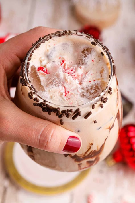 Kahlua Christmas Cocktails, Peppermint Mocha Mudslide, Kahlua Christmas Drinks, Kahlua Drinks Christmas, Peppermint Mudslide, Peppermint Rumchata Recipes, Peppermint Mocha Cocktail, Winter Drinks Alcoholic, Peppermint Mocha Creamer