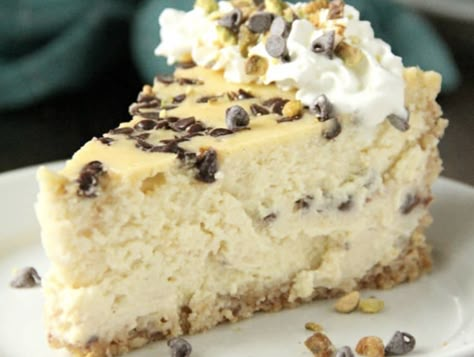 Canoli Cheesecake, Cannoli Cheesecake, Cannoli Cake, Cheesecake Desserts, Italian Desserts, Cannoli, Mini Chocolate Chips, Cookie Desserts, Sweets Desserts