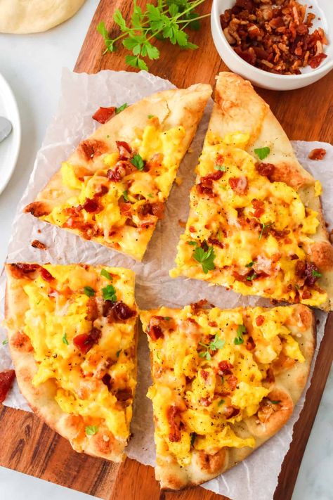 Naan Breakfast Pizza, Naan Breakfast, Naan Bread Pizza, Kid Friendly Breakfasts, Breakfast Pizza Recipe, Healthy Pizza Recipes, Naan Pizza, Breakfast Meat, Low Carb Low Fat Recipes