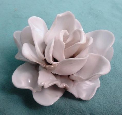 Make a plastic spoon rose (via dollarstorecrafts.com) Melted Plastic, Plastic Spoons, Rose Pendant, Dollar Store Crafts, Crafty Craft, Cute Crafts, Craft Inspiration, Crafts To Do, Handmade Flowers