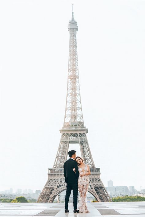 View photos in Naomi & Hann's Wedding Photoshoot in Paris. Outdoor Preweddingby Arnel, wedding photographer in Paris. Paris Shoot, Eiffel Tower Pictures, Paris Engagement Photos, Photoshoot In Paris, Shooting Couple, Paris Engagement, Paris In Autumn, Paris Honeymoon, Paris Couple