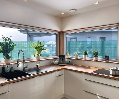 Corner Kitchen Window, Layout House, Latest Kitchen Trends, House Interior Inspiration, Kitchen Window Design, Tiny Kitchen Design, Small Kitchen Cabinets, Kitchen Design Inspiration, Kitchen Layout Plans