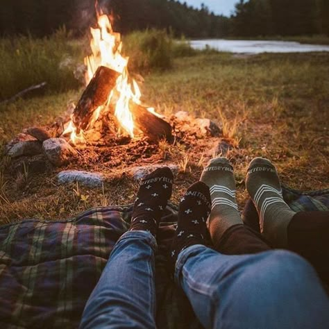 Summer Camping Photography, Oregon Life, Dream Dates, Camping Photo, Retro Camping, Cute Date Ideas, Camping Aesthetic, Camping Photography, Van Camping