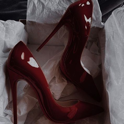 Disney Princesses - 𝑺𝒏𝒐𝒘 𝑾𝒉𝒊𝒕𝒆 #snowwhite #aesthetics Heels Aesthetic, I See Red, Shoes Heels Classy, Makijaż Smokey Eye, Dark Feminine Aesthetic, Red High Heels, Heels Classy, Red Queen, Aesthetic Shoes