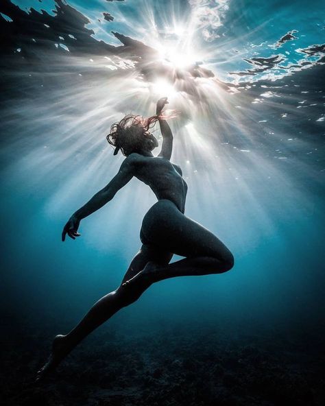 Model Underwater Photo Shoot, Floating Underwater Pose, Under Water Poses, Underwater Photography Women, Person Reaching Out Drawing Reference, Siren Magic, Body In Water, Underwater Ballet, Underwater People