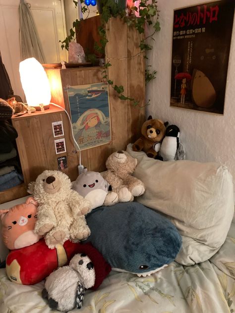 Room With Plushies Aesthetic, Dorm Room Stuffed Animals, Plushies Bedroom Aesthetic, Bed Plushies Aesthetic, Bed With Plushies Aesthetic, Plushie Bedroom Aesthetic, Bedroom With Plushies, Ikea Plushies Aesthetic, Stuffed Animals On Bed Aesthetic