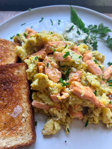 Scrambled Eggs With Cream, Salmon Scrambled Eggs, Scrambled Eggs With Spinach, Cooked Salmon, Scrambled Eggs Recipe, Salmon Eggs, How To Make Pesto, Drying Dill, Cooking Salmon