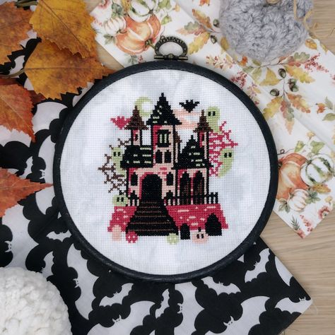 House Cross Stitch, W.i.t.c.h Aesthetic, Halloween Everyday, Needle Crafts, Sewing Embroidery, Halloween Spooky, Haunted House, Halloween Crafts, Counted Cross Stitch