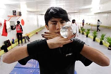 A young man practices contact juggling under a bridge on an avenue in Mexico City. It's part of a government program to give positive alternatives to youth in order to lessen gang involvement. Contact Juggling, Under A Bridge, Flow Art, Circus Circus, Medicine Balls, Dance Stuff, Constant Contact, Reference Art, Flow Arts