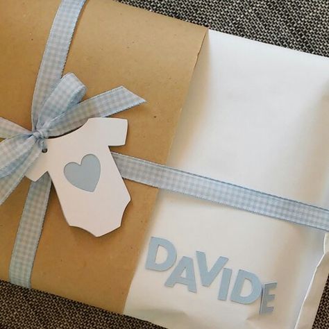 Packaging idea. Baby boy Baby Shower Gift Wrapping Ideas Boy, Baby Boy Gift Wrapping Ideas, Wrapping Baby Shower Gifts, Baby Gift Wrapping Ideas, Creative Diy Cards, Creative Diy Cards Handmade, Diy Birthday Cards For Friends, Baby Shower Gift Wrapping Ideas, Newborn Gifts Diy