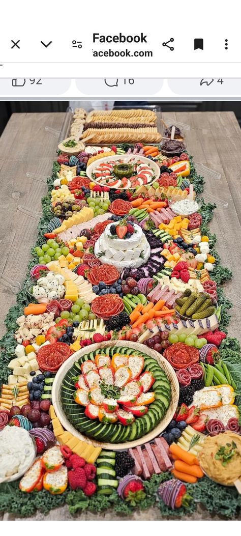 Charcuterie Board For 100 People, Snackle Box, Baby Shower Treats, Charcuterie Inspiration, Charcuterie Recipes, Baby Tips, Food Crafts, Food Platters, Box Ideas