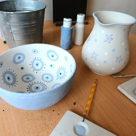 Evil Eye Ceramic Bowl, Pottery Painting Ideas Evil Eye, Ceramics Vase Design, Evil Eye Bowl, Pottery Painted Vase, Easy Pottery Painting Ideas Vase, Evil Eye Pottery Painting, Pottery Painting Simple Ideas, Ceramic Jug Painting Ideas