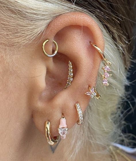 conch helix forward helix Conch And Forward Helix Piercing, Pretty Piercings, Helix Ring, Piercing Inspo, Forward Helix Piercing, Helix Hoop, Forward Helix, Conch Piercing, Helix Piercing