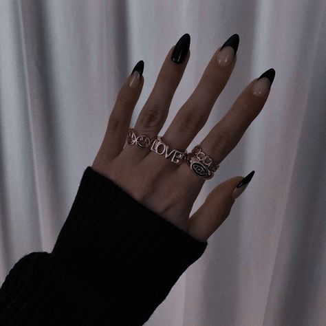 Style Mafia Girl, Mafia Nails, Melina Core, Dark Academia Nails, Baddie Pictures, Dark Feminine Era, Quinceanera Theme, Cruise Nails, Mysterious Girl