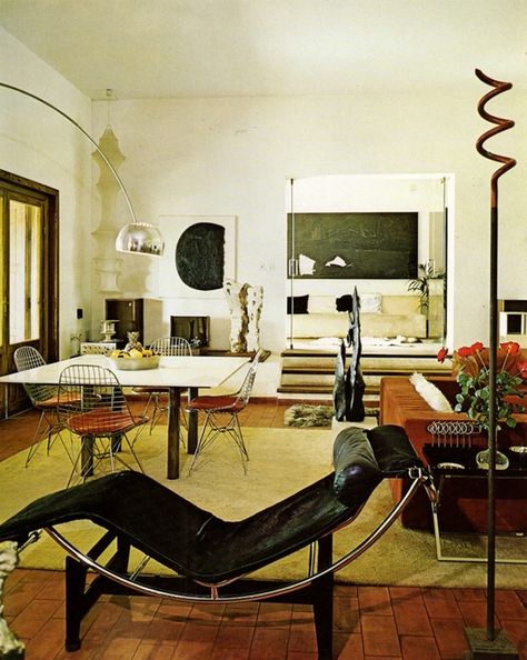 LC-4 chaise lounge. From Interiors for Today, 1974, by Franco Magnani Le Corbusier Interior, Corbusier Interior, Lc4 Chaise Lounge, Bauhaus Interior Design, Immortal Beloved, Bauhaus Interior, Le Corbusier Architecture, Bauhaus Furniture, 70s Interior