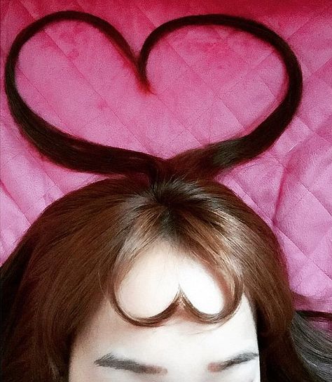 Kendall Jenner's heart hair selfie may have inspired imitators on Instagram, but it turns out that bang "heart hair" isn't a new trend. In fact, South Korean women have been rocking a more extreme version of this bangs look for over a year. Hair Heart Aesthetic, Heart Hair Aesthetic, Heart Bangs Hair, Kendall Jenner Heart Hair, Heart Shaped Bangs, Heart Bangs, Bangs Korean, Heart Hairstyle, Frosted Tips