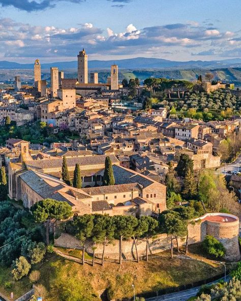 Beautiful Buildings Architecture, Gimignano Italy, Holidays In Italy, San Gimignano Italy, Pecorino Cheese, Living In Italy, Italy Holidays, Italy Aesthetic, Beautiful Sites