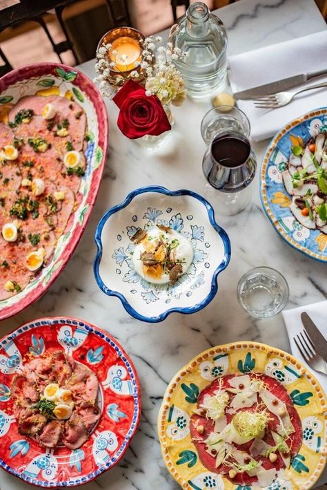 Colorful Plates And Bowls, Dinner Table Setting Ideas, Italian Dinner Table, Dinner Party Tablescapes, Colorful Table Setting, Red Tray, Italian Plates, Italian Dinner Party, Table Setting Decor