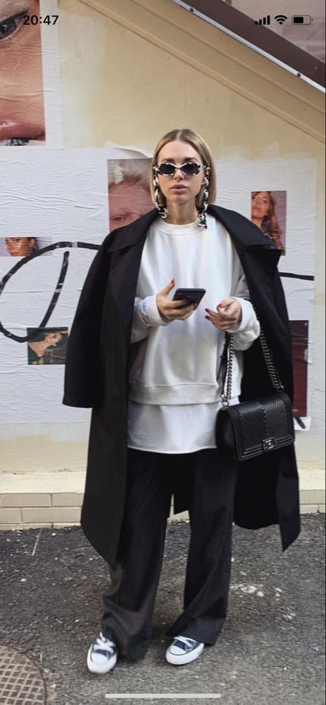 Trendy Outfits Fall Winter 2023, Cold Days Outfit Aesthetic, Fall 2023 Outfits Streetwear, Black Silk Pants Outfit Street Styles, Alternative Womens Fashion, Cold Streetwear Outfits, Mode Dope, Skandinavian Fashion, Looks Street Style