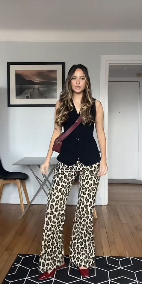 Animal Print And Red Outfit, Leopard Pants Outfit Summer, Animal Print Top Outfit Ideas, Leopard Print Trousers Outfit, Animal Print Pants Outfit, Leopard Pants Outfit, Printed Top Outfit, Chic Clothing Style, Leopard Print Outfits