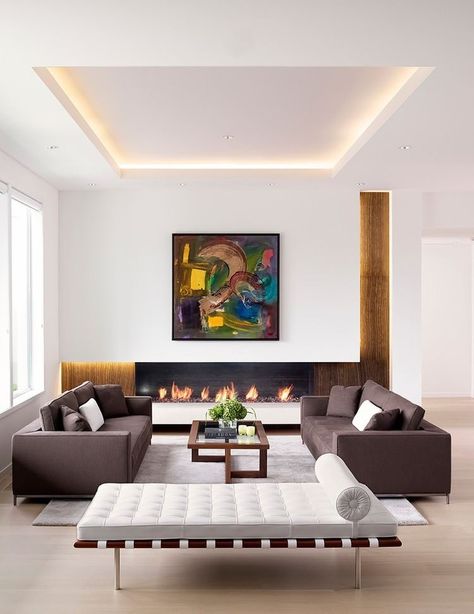 Strategic lighting in a recessed ceiling False Ceiling Living Room, Minimalist Living Room Design, Contemporary Living Room Design, Plafond Design, Modern Minimalist Living Room, Ceiling Design Living Room, Faux Plafond, Interior Minimalista, Design Salon