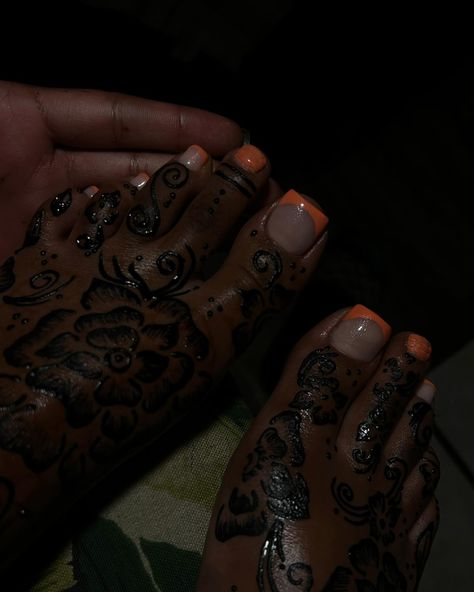 Toes X Henna Combo EAT 😍😍😍😍🎃🧡 ! Book Me For Your Henna 💖 SEPTEMBER bookings opening soon ! ✨ . . . If viewing follow ➡️ || @thehennatrap to view more 💖 📍Polk county FL ALWAYS ACCEPTING NEW CLIENTS 💫 ! . . . #fyp #explorepage #henna #hennadesign #hennaart #hennatattoo #hennainspire #hennalove #tampahenna #tampahennaartist #polkhenna #thehennatrap Feet Henna Designs Simple, Henna On Foot, Henna Designs Foot, Foot Henna Designs, Face Henna, Henna Inspo, Accepting New Clients, Foot Henna, Henna Ideas