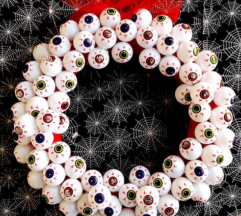 Want to see how to make this creepy Eyeball wreath? Click to read this list of Halloween wreath ideas, including an Eyeball wreath, Disney Halloween wreath, Harry Potter wreath and more, or re-pin for inspo later! Eyeball Decorations, Eyeball Wreath, Creepy Eyeball, Eyeball Halloween, Spooky Halloween Crafts, Dollar Store Halloween Decorations, Halloween Decor Diy, Dollar Tree Halloween, Diy Halloween Wreath