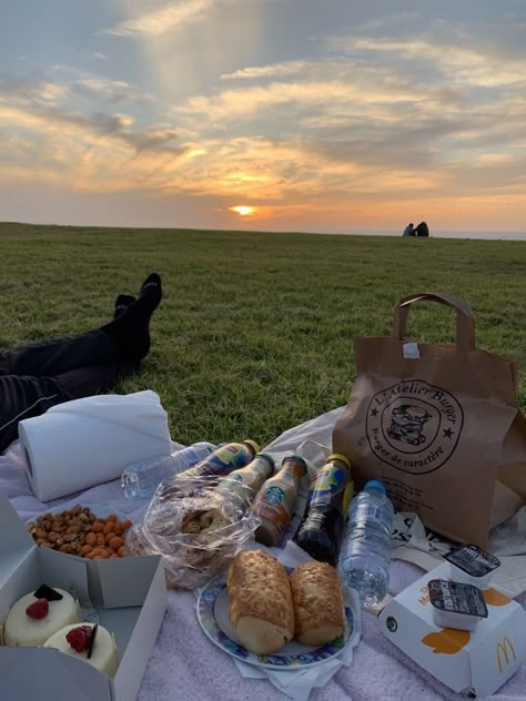 Picnic Date Ideas Black Couples, Date Ideas Picnic, Couple Picnic Date, Sunset Picnic Date, Sunrise Date, Couples Picnic, Becka Mack, Couple Picnic, Couple Dates