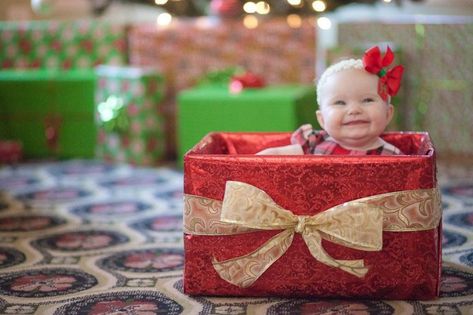 This is one adorable Christmas present! | laurasimsonphotography.blogspot.com Christmas Baby Pictures, Christmas Card Pictures, Baby Christmas Photos, Xmas Photos, Christmas Shoot, Foto Tips, Foto Baby, Christmas Photography, Christmas Photoshoot