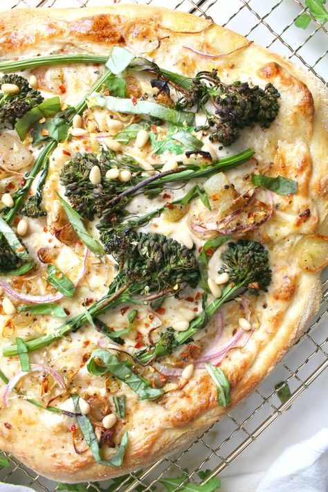 Vegan White Pizza, Vegetarian Pizza Recipe, White Pizza Recipes, Vegan Pizza Recipe, Chile Jalapeño, Crispy Shallots, White Pizza, Vegetarian Pizza, Pizza Recipes Homemade