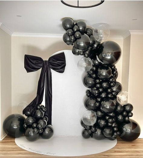 Black And White Balloons, Simple Birthday Decorations, Birthday Dinner Party, Clear Balloons, Balloon Display, Bridal Decorations, Christmas Birthday Party, Black Balloons, 16th Birthday Party