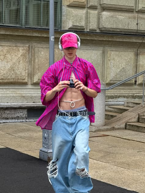 Pink And Blue Outfit Men, Bimbocore Outfits Male, Men Fashion Y2k, Y2k Fashion Mens, Pink Outfit Men Aesthetic, Pink Mens Outfits, Pink Boy Aesthetic, Y2k Men Aesthetic, Pink Boy Outfit