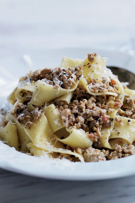 White Bolognese, Celeriac Recipes, Pappardelle Pasta, Bolognese Recipe, Bolognese Sauce, Italian Pasta, Pasta Sauce, How To Cook Pasta, Pasta Dishes