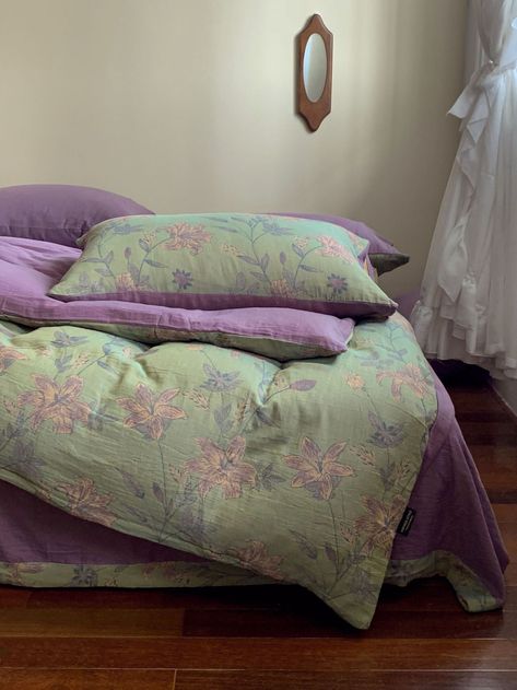 Vibrant Vintage Double Layered Floral Bedding Set Purple / Medium Flat Full Bed Sheet Set, Comforter Sets Aesthetic, Neat Bedroom, Quirky Bedroom, Lavender Bedroom, Lace Bedspread, Classic Duvet Covers, Purple Duvet, Duvet Covers Floral