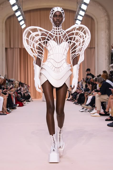 Winter Haute Couture, Outfit Ideas For Ocs, Fall 2022 Couture, Jean Paul Gaultier Haute Couture, 2022 Couture, Fashion Design Classes, Costume Carnaval, Ideas For Ocs, Space Fashion