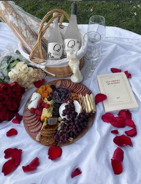 Regency Picnic Aesthetic, Old Money Picnic Aesthetic, Regency Era Party, Classy Picnic, Regency Picnic, Gothic Picnic, Aesthetic Mcdonalds, Regency Era Aesthetic, Victorian Picnic