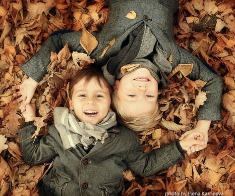 Fall Photoshoot Family, Autumn Family Photography, Sibling Pictures, Family Photoshoot Poses, Fall Family Portraits, Baby Fotografie, Fall Portraits, Family Portrait Poses, Sibling Photography