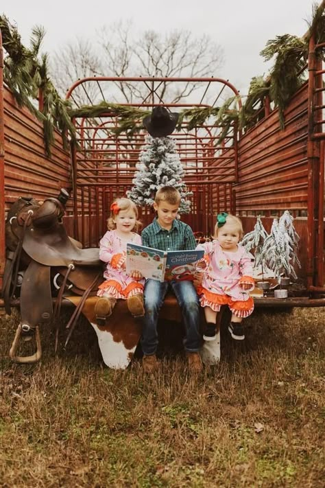 Cowboy Christmas Mini Session, Cow Trailer Christmas Pictures, Horse Christmas Pictures Families, Western Christmas Photoshoot Family, Livestock Trailer Photoshoot, Highland Cow Christmas Photoshoot, Western Christmas Mini Session, Christmas Pony Photoshoot, Christmas Western Photoshoot