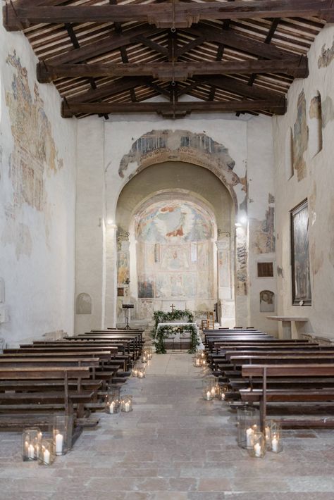 Timeless & elegant wedding in an Ancient Abbey in Umbria, Italy | Umbria Wedding Inspiration Umbria Wedding Venues, Middle Age Wedding, Circle Table Wedding, Vintage Chapel Wedding, Old Church Wedding, Rustic Church Wedding, Umbria Wedding, Small Wedding Reception, Italy Umbria