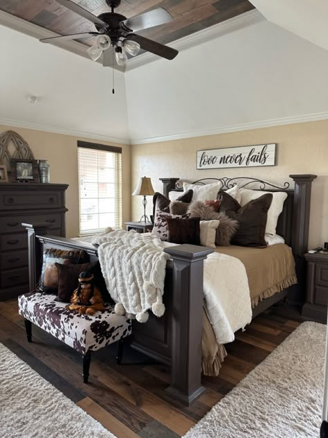 Master Bedrooms Cowboy, Cow Decor Master Bedrooms, Farmhouse Bedroom Ideas Master Suite Country Style, Cow Print Bedding Aesthetic, Ranch House Bedroom Decor, Cow Theme Living Room, Cow Theme Bedroom, Cow Bedroom Ideas, Country Decorating Ideas For The Home