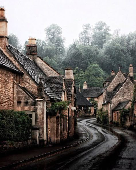 England Castle, No One, Cotswold Villages, Castle Combe, Cobbled Streets, Dream Places, Travel Goals, The Hill, Beautiful Scenery