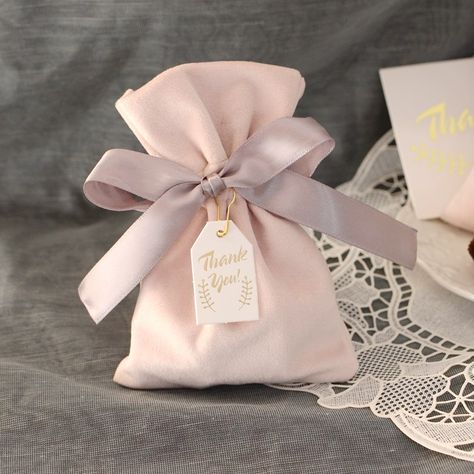 Candy Bags Wedding, Jewelry Packaging Design, Birthday Giveaways, Engagement Party Favors, Wedding Candy Boxes, Packaging Ideas Business, Velvet Cloth, Wedding Gift Bags, Wedding Candy